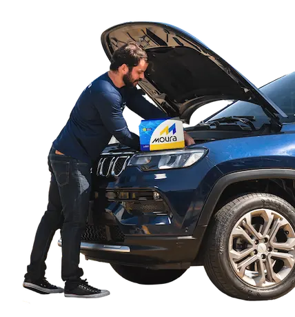 Carro com um especialista trocando instalando uma bateria Moura